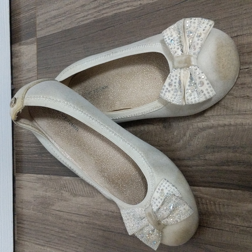 #564 Stuart Weitzman Fannie Jewel Silver Ballet Flats. Size: 3(Big Girl)